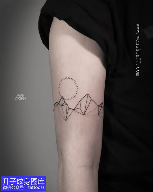手臂几何线条组合成的一个山纹身,做成臂环的形式,上方还有一个虚线