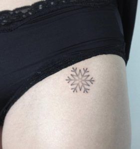 女性大腿外侧雪花纹身图案